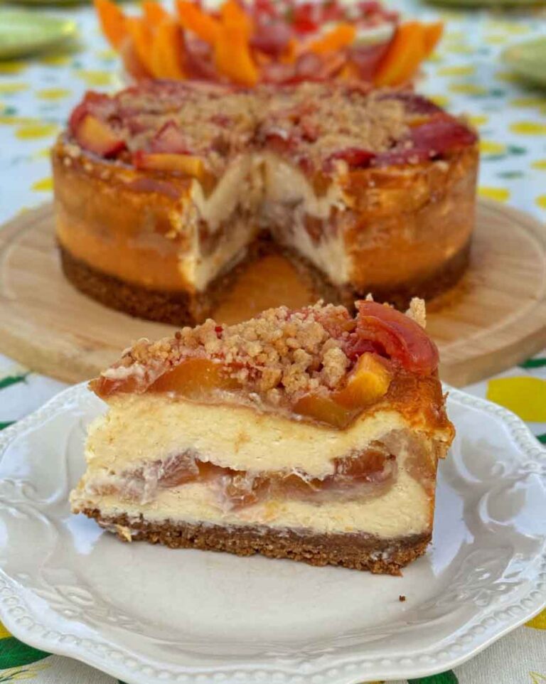 Karamellizált barackos-morzsás sajttorta