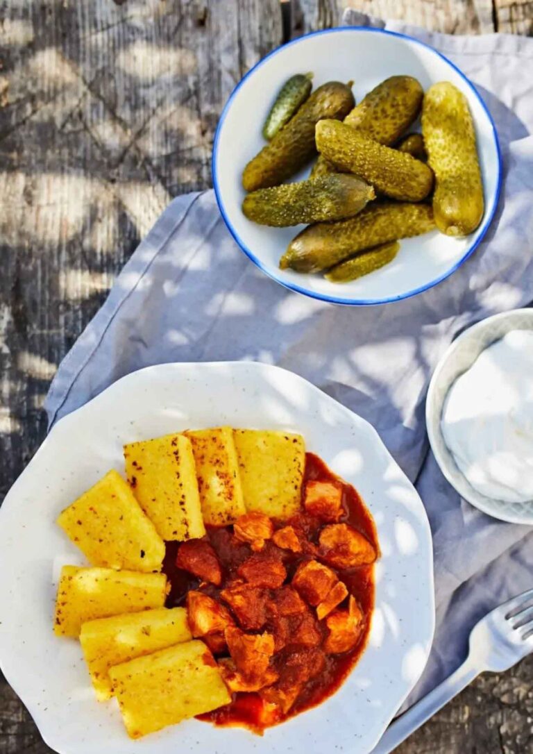 Sült polenta csirkepörkölttel